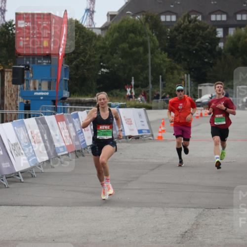 03.10.2025 - Köhlbrandbrückenlauf Julia Fischer http://msf.ph/oto/9023338 03.10.2025 15:52:15 Ziel 8968 meine-sportfotos.de