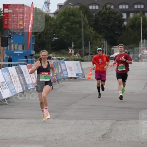 03.10.2025 - Köhlbrandbrückenlauf Julia Fischer http://msf.ph/oto/9023343 03.10.2025 15:52:16 Ziel 8968 meine-sportfotos.de