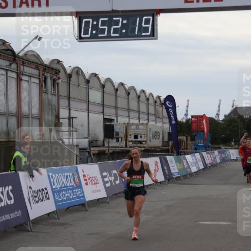 03.10.2025 - Köhlbrandbrückenlauf Julia Fischer http://msf.ph/oto/9023347 03.10.2025 15:52:19 Ziel 8968, 9269, 9602 meine-sportfotos.de