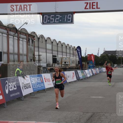 03.10.2025 - Köhlbrandbrückenlauf Julia Fischer http://msf.ph/oto/9023350 03.10.2025 15:52:19 Ziel 8968, 9269, 9602 meine-sportfotos.de