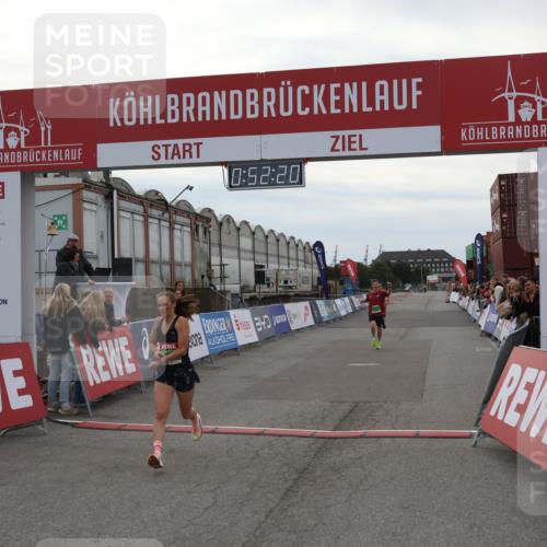 03.10.2025 - Köhlbrandbrückenlauf Julia Fischer http://msf.ph/oto/9023359 03.10.2025 15:52:21 Ziel 8968, 9269, 9602 meine-sportfotos.de