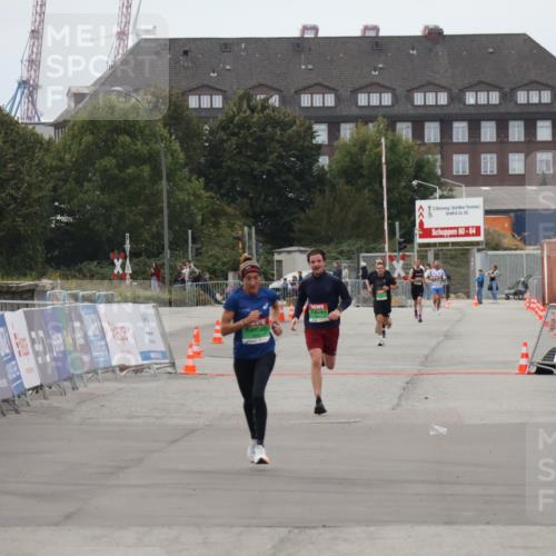 03.10.2025 - Köhlbrandbrückenlauf Julia Fischer http://msf.ph/oto/9023392 03.10.2025 15:52:58 Ziel  meine-sportfotos.de