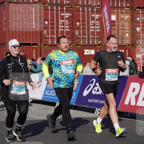 03.10.2025 - Köhlbrandbrückenlauf Michael Burmester http://msf.ph/oto/9023409 03.10.2025 10:25:43 Ziel 1652, 1653, 1948, 1998, 2000, 2251, 2382, 2383, 2489, 2635, 2644, 2787 meine-sportfotos.de