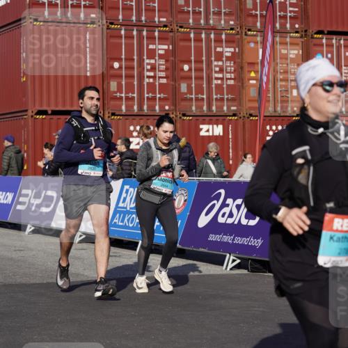 03.10.2025 - Köhlbrandbrückenlauf Michael Burmester http://msf.ph/oto/9023415 03.10.2025 10:25:44 Ziel 1652, 1653, 1940, 1948, 1998, 2000, 2251, 2382, 2383, 2489, 2635, 2644, 2787 meine-sportfotos.de