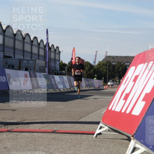 03.10.2025 - Köhlbrandbrückenlauf Luisa Fischer http://msf.ph/oto/9023435 03.10.2025 12:45:46 Ziel 4010 meine-sportfotos.de