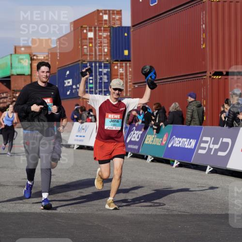 03.10.2025 - Köhlbrandbrückenlauf Michael Burmester http://msf.ph/oto/9023438 03.10.2025 10:25:47 Ziel 1940, 1948, 2000, 2251, 2382, 2383, 2406, 2489, 2532, 2635, 2644 meine-sportfotos.de