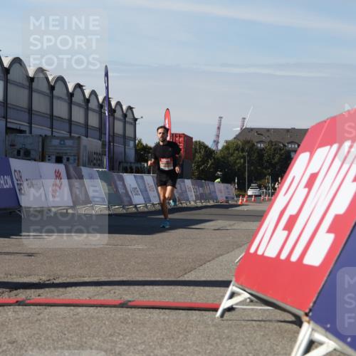 03.10.2025 - Köhlbrandbrückenlauf Luisa Fischer http://msf.ph/oto/9023439 03.10.2025 12:45:46 Ziel 4010 meine-sportfotos.de