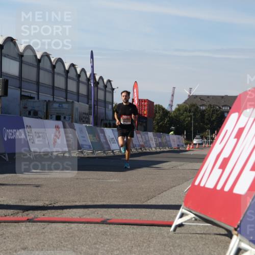 03.10.2025 - Köhlbrandbrückenlauf Luisa Fischer http://msf.ph/oto/9023443 03.10.2025 12:45:46 Ziel 4010 meine-sportfotos.de