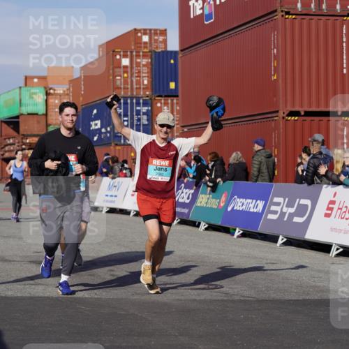 03.10.2025 - Köhlbrandbrückenlauf Michael Burmester http://msf.ph/oto/9023445 03.10.2025 10:25:47 Ziel 1940, 1948, 2000, 2251, 2382, 2383, 2406, 2489, 2532, 2635, 2644 meine-sportfotos.de