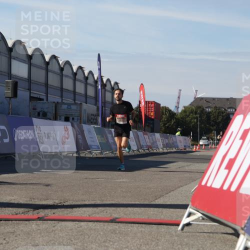 03.10.2025 - Köhlbrandbrückenlauf Luisa Fischer http://msf.ph/oto/9023448 03.10.2025 12:45:47 Ziel 4010 meine-sportfotos.de