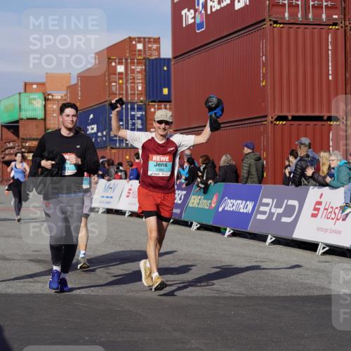 03.10.2025 - Köhlbrandbrückenlauf Michael Burmester http://msf.ph/oto/9023450 03.10.2025 10:25:47 Ziel 1940, 1948, 2000, 2251, 2382, 2383, 2406, 2489, 2532, 2635, 2644 meine-sportfotos.de