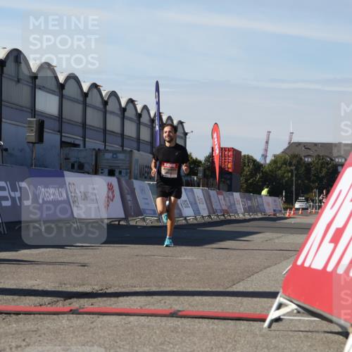 03.10.2025 - Köhlbrandbrückenlauf Luisa Fischer http://msf.ph/oto/9023453 03.10.2025 12:45:47 Ziel 4010 meine-sportfotos.de