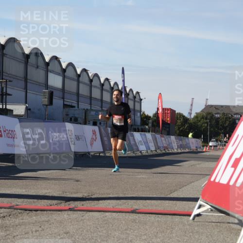 03.10.2025 - Köhlbrandbrückenlauf Luisa Fischer http://msf.ph/oto/9023454 03.10.2025 12:45:47 Ziel 4010 meine-sportfotos.de
