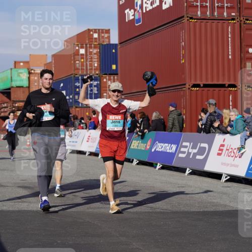03.10.2025 - Köhlbrandbrückenlauf Michael Burmester http://msf.ph/oto/9023458 03.10.2025 10:25:47 Ziel 1940, 1948, 2000, 2251, 2382, 2383, 2406, 2489, 2532, 2635, 2644 meine-sportfotos.de