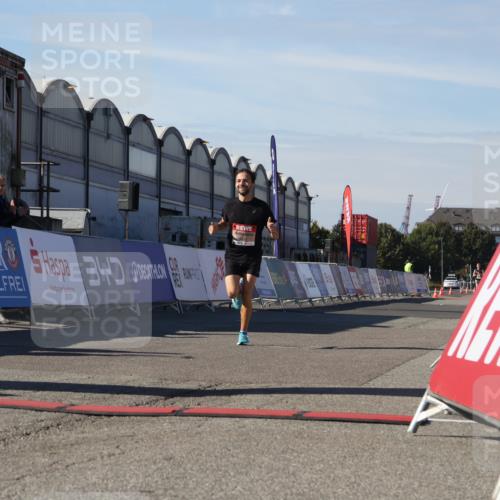 03.10.2025 - Köhlbrandbrückenlauf Luisa Fischer http://msf.ph/oto/9023459 03.10.2025 12:45:48 Ziel 4010 meine-sportfotos.de