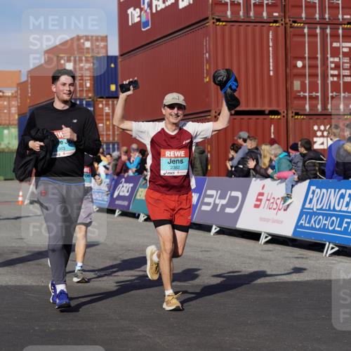 03.10.2025 - Köhlbrandbrückenlauf Michael Burmester http://msf.ph/oto/9023465 03.10.2025 10:25:48 Ziel 1940, 2000, 2382, 2383, 2406, 2532, 2635, 2644 meine-sportfotos.de