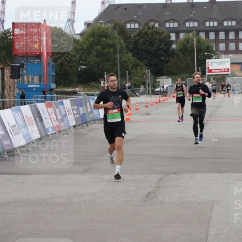 03.10.2025 - Köhlbrandbrückenlauf Julia Fischer http://msf.ph/oto/9023466 03.10.2025 15:53:17 Ziel 9461, 9707 meine-sportfotos.de