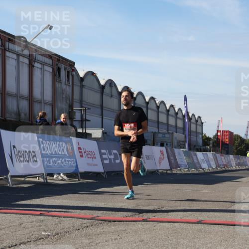 03.10.2025 - Köhlbrandbrückenlauf Luisa Fischer http://msf.ph/oto/9023472 03.10.2025 12:45:49 Ziel 4010 meine-sportfotos.de