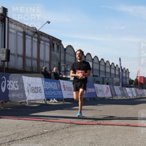 03.10.2025 - Köhlbrandbrückenlauf Luisa Fischer http://msf.ph/oto/9023476 03.10.2025 12:45:49 Ziel 4010 meine-sportfotos.de
