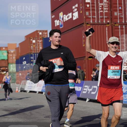 03.10.2025 - Köhlbrandbrückenlauf Michael Burmester http://msf.ph/oto/9023485 03.10.2025 10:25:48 Ziel 1940, 2000, 2382, 2383, 2406, 2532, 2635, 2644 meine-sportfotos.de