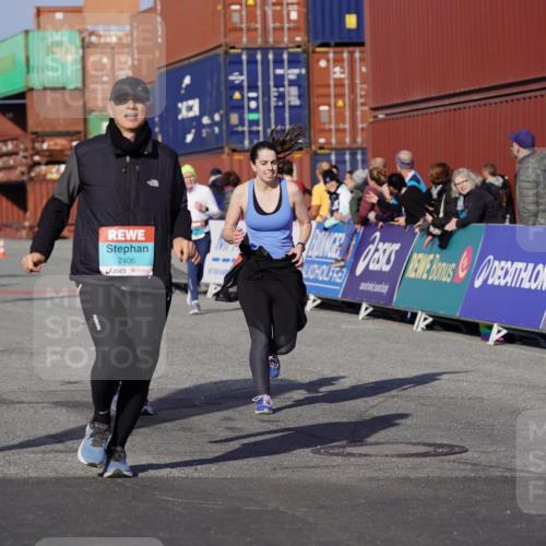 03.10.2025 - Köhlbrandbrückenlauf Michael Burmester http://msf.ph/oto/9023492 03.10.2025 10:25:51 Ziel 1847, 1924, 1940, 2000, 2382, 2383, 2406, 2532 meine-sportfotos.de