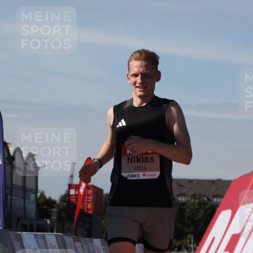 03.10.2025 - Köhlbrandbrückenlauf Luisa Fischer http://msf.ph/oto/9023496 03.10.2025 12:46:05 Ziel 4004 meine-sportfotos.de