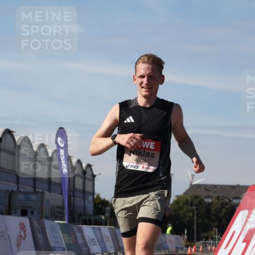 03.10.2025 - Köhlbrandbrückenlauf Luisa Fischer http://msf.ph/oto/9023500 03.10.2025 12:46:05 Ziel 4004 meine-sportfotos.de