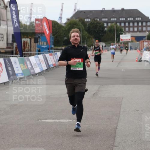 03.10.2025 - Köhlbrandbrückenlauf Julia Fischer http://msf.ph/oto/9023502 03.10.2025 15:53:24 Ziel 7143, 9707 meine-sportfotos.de