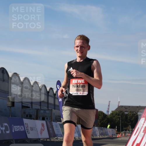 03.10.2025 - Köhlbrandbrückenlauf Luisa Fischer http://msf.ph/oto/9023504 03.10.2025 12:46:05 Ziel 4004 meine-sportfotos.de