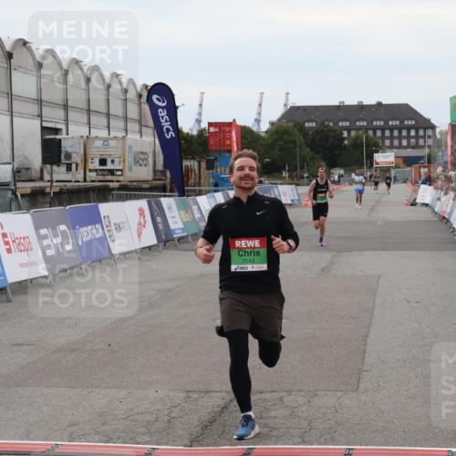 03.10.2025 - Köhlbrandbrückenlauf Julia Fischer http://msf.ph/oto/9023506 03.10.2025 15:53:26 Ziel 7143, 9058, 9707 meine-sportfotos.de