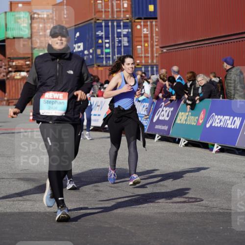 03.10.2025 - Köhlbrandbrückenlauf Michael Burmester http://msf.ph/oto/9023507 03.10.2025 10:25:51 Ziel 1847, 1924, 1940, 2000, 2382, 2383, 2406, 2532 meine-sportfotos.de
