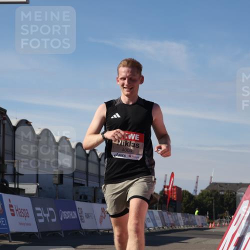 03.10.2025 - Köhlbrandbrückenlauf Luisa Fischer http://msf.ph/oto/9023510 03.10.2025 12:46:06 Ziel 4004 meine-sportfotos.de