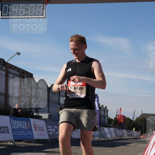 03.10.2025 - Köhlbrandbrückenlauf Luisa Fischer http://msf.ph/oto/9023512 03.10.2025 12:46:06 Ziel 4004 meine-sportfotos.de