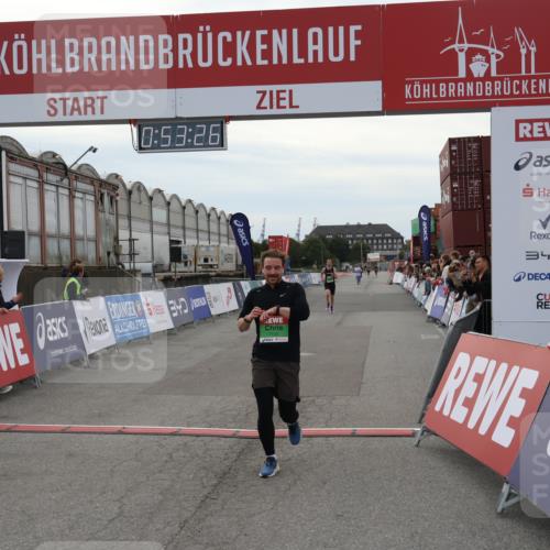03.10.2025 - Köhlbrandbrückenlauf Julia Fischer http://msf.ph/oto/9023516 03.10.2025 15:53:27 Ziel 7143, 9058, 9707 meine-sportfotos.de