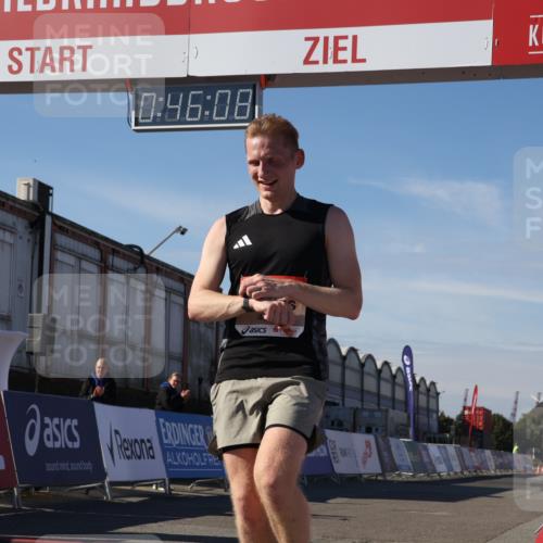 03.10.2025 - Köhlbrandbrückenlauf Luisa Fischer http://msf.ph/oto/9023517 03.10.2025 12:46:06 Ziel 4004 meine-sportfotos.de