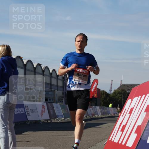 03.10.2025 - Köhlbrandbrückenlauf Luisa Fischer http://msf.ph/oto/9023525 03.10.2025 12:46:36 Ziel 4033 meine-sportfotos.de