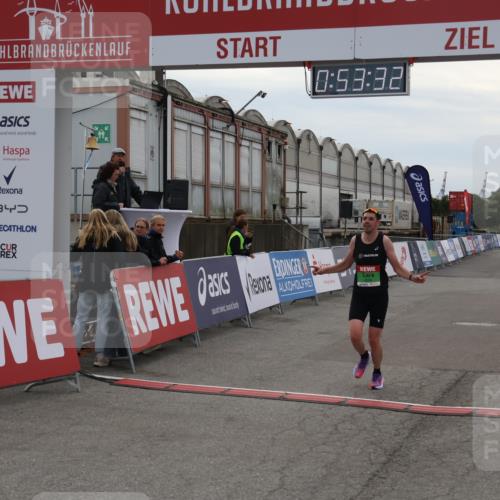 03.10.2025 - Köhlbrandbrückenlauf Julia Fischer http://msf.ph/oto/9023529 03.10.2025 15:53:32 Ziel 7143, 9058 meine-sportfotos.de