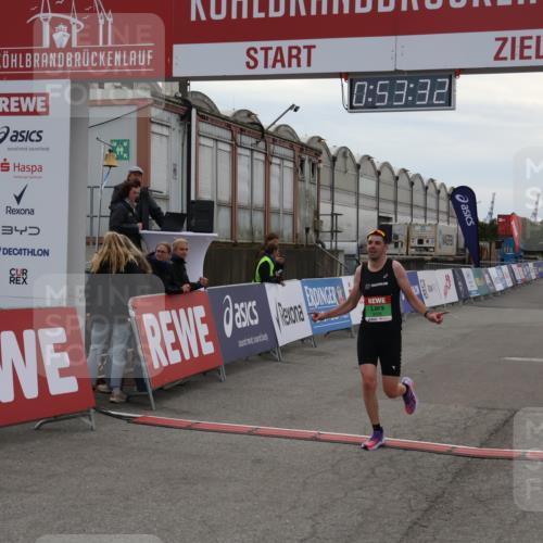 03.10.2025 - Köhlbrandbrückenlauf Julia Fischer http://msf.ph/oto/9023533 03.10.2025 15:53:32 Ziel 7143, 9058 meine-sportfotos.de