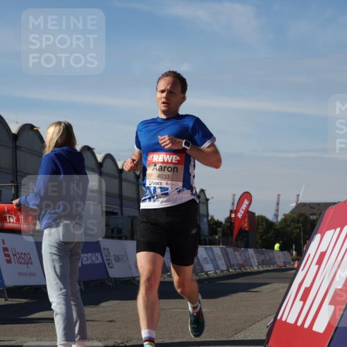 03.10.2025 - Köhlbrandbrückenlauf Luisa Fischer http://msf.ph/oto/9023534 03.10.2025 12:46:36 Ziel 4033 meine-sportfotos.de