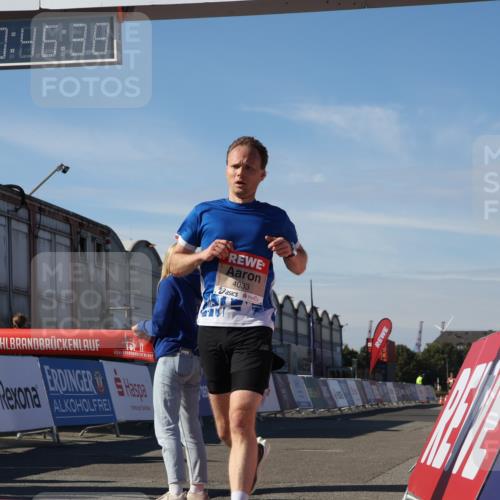 03.10.2025 - Köhlbrandbrückenlauf Luisa Fischer http://msf.ph/oto/9023538 03.10.2025 12:46:37 Ziel 4027, 4033 meine-sportfotos.de
