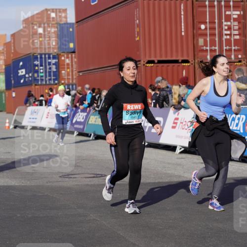 03.10.2025 - Köhlbrandbrückenlauf Michael Burmester http://msf.ph/oto/9023539 03.10.2025 10:25:54 Ziel 1847, 1924, 1940, 2111, 2406, 2532, 3151 meine-sportfotos.de