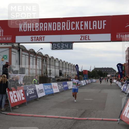 03.10.2025 - Köhlbrandbrückenlauf Julia Fischer http://msf.ph/oto/9023546 03.10.2025 15:53:41 Ziel 7047, 9058 meine-sportfotos.de