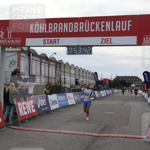 03.10.2025 - Köhlbrandbrückenlauf Julia Fischer http://msf.ph/oto/9023553 03.10.2025 15:53:42 Ziel 7047, 9058 meine-sportfotos.de