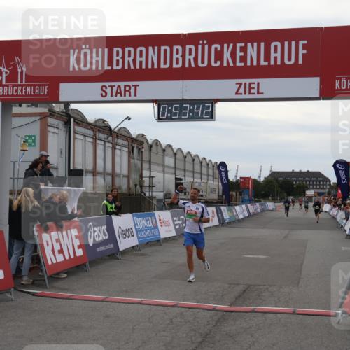 03.10.2025 - Köhlbrandbrückenlauf Julia Fischer http://msf.ph/oto/9023556 03.10.2025 15:53:42 Ziel 7047, 9058 meine-sportfotos.de