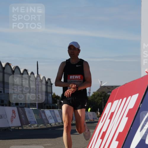 03.10.2025 - Köhlbrandbrückenlauf Luisa Fischer http://msf.ph/oto/9023557 03.10.2025 12:46:42 Ziel 4027, 4033 meine-sportfotos.de