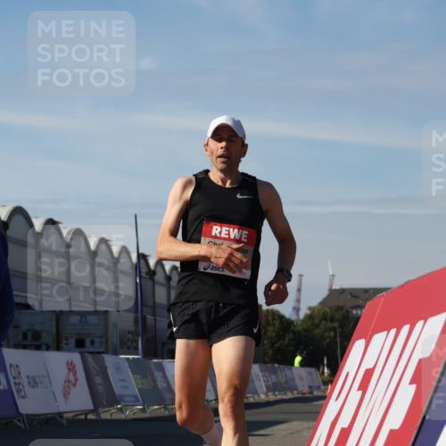 03.10.2025 - Köhlbrandbrückenlauf Luisa Fischer http://msf.ph/oto/9023562 03.10.2025 12:46:42 Ziel 4027, 4033 meine-sportfotos.de