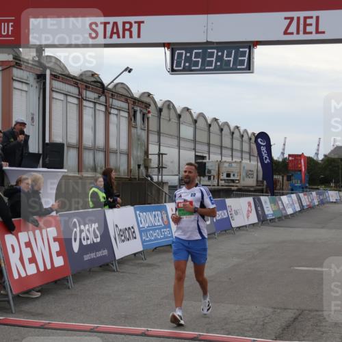 03.10.2025 - Köhlbrandbrückenlauf Julia Fischer http://msf.ph/oto/9023563 03.10.2025 15:53:43 Ziel 7047, 9322 meine-sportfotos.de