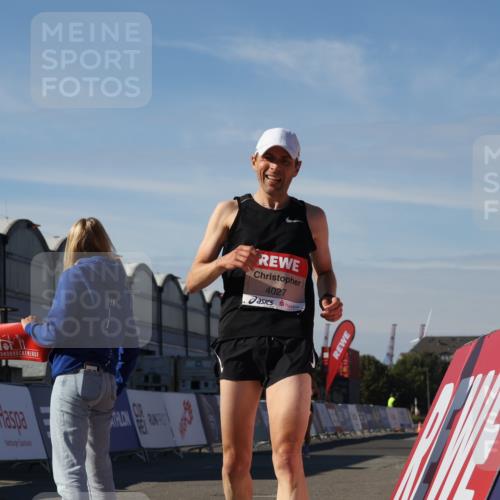 03.10.2025 - Köhlbrandbrückenlauf Luisa Fischer http://msf.ph/oto/9023570 03.10.2025 12:46:43 Ziel 4027, 4033, 6740 meine-sportfotos.de