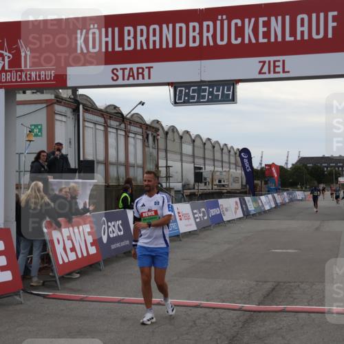 03.10.2025 - Köhlbrandbrückenlauf Julia Fischer http://msf.ph/oto/9023574 03.10.2025 15:53:44 Ziel 7047, 9322 meine-sportfotos.de
