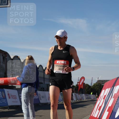 03.10.2025 - Köhlbrandbrückenlauf Luisa Fischer http://msf.ph/oto/9023575 03.10.2025 12:46:43 Ziel 4027, 4033, 6740 meine-sportfotos.de